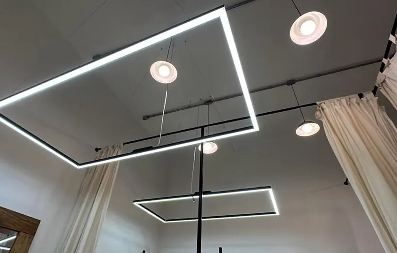 Acabamento final de luminárias lineares e spots embutidos