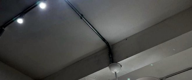Eletroduto aparente alinhado no teto alimentando trilho de spots, instalado pela MTECH Elétrica