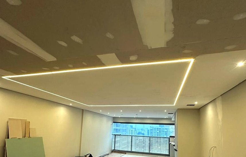 Sanca de gesso com perfil de LED linear instalado pela MTECH Elétrica em apartamento