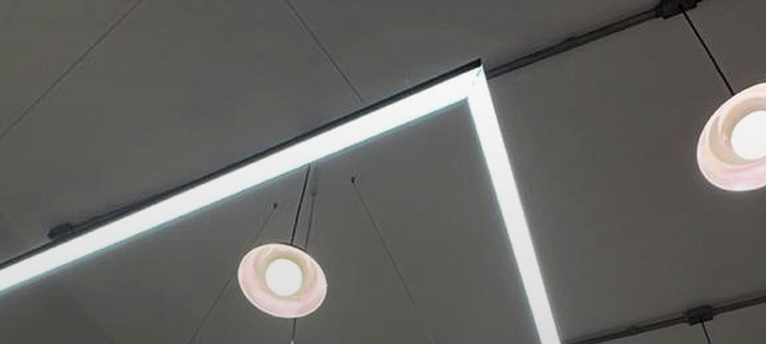 Projeto de iluminação linear com perfis de LED e pendentes executado pela MTECH Elétrica em ambiente comercial
