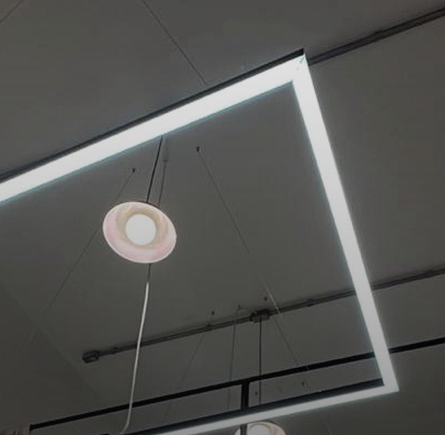 Luminária linear quadrada suspensa por cabos de aço iluminando loja, instalada pela MTECH Elétrica