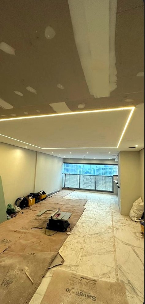 Sanca de gesso com perfil de LED iluminado em apartamento, executada pela MTECH Elétrica
