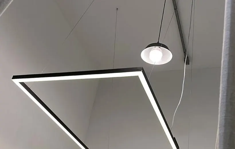 Luminária linear suspensa e pendente durante o planejamento da instalação