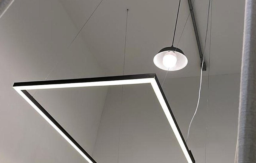Luminária linear suspensa e pendente posicionados durante etapa de planejamento da instalação