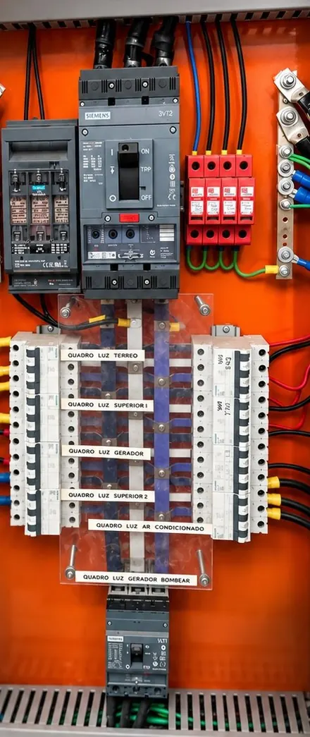 Quadro elétrico de distribuição com circuitos identificados