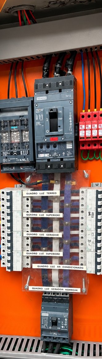 Montagem de quadro elétrico com disjuntor geral, DPS e barramento executada pela MTECH Elétrica